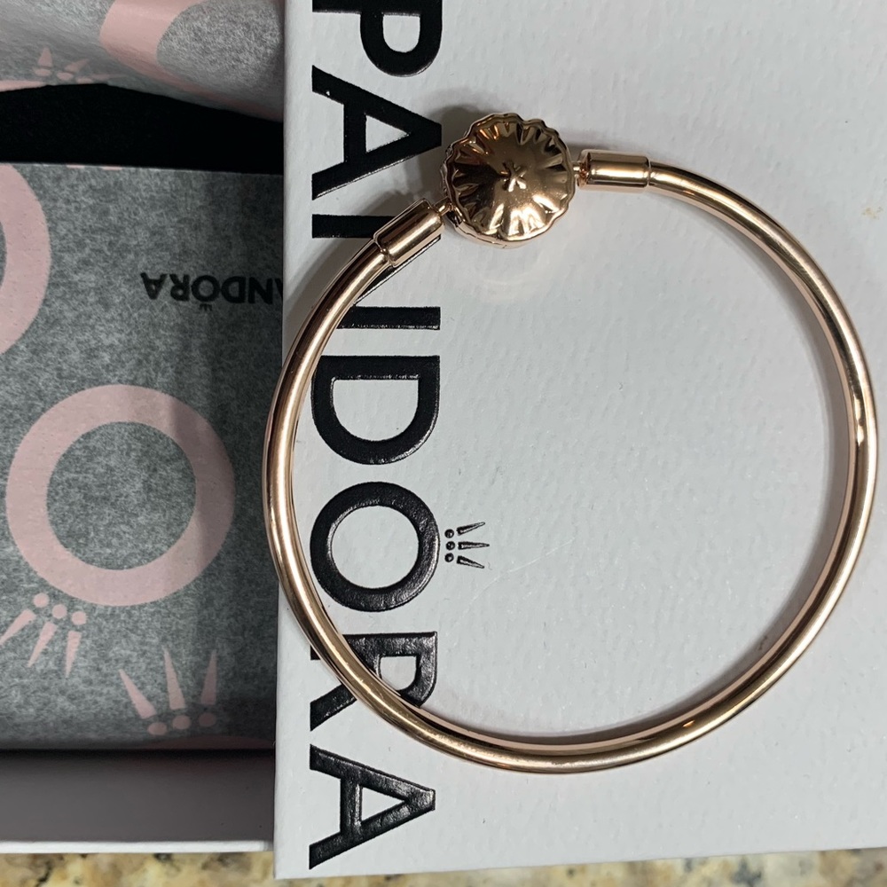 Pandora Moments Sparkling Snowflake Clasp Bangle-Rose Gold Plated - Picture 4 of 9